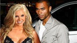 Ashley Cole rủ người mẫu Kayla Collins về sống chung